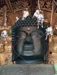 東大寺大仏殿で行われた１年分のほこりを払う「お身拭い」