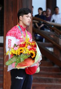 金メダル獲得を報告する大野将平選手