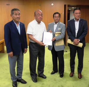 提言書を提出した3市町長と荒井正吾知事