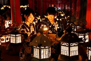 燈籠に火がともされ幻想的な雰囲気に包まれた