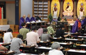 写経をして先祖をしのぶ参拝者