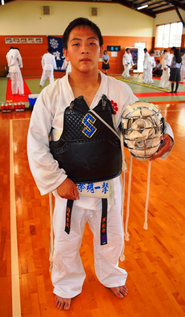 練習に励む青翔高校日本拳法部の巽亮介選手