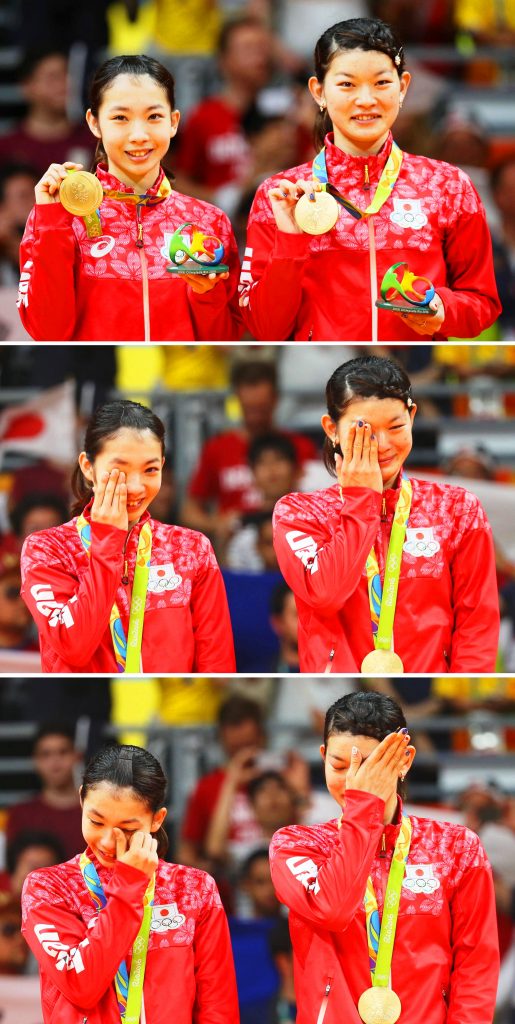 金メダルの松友美佐紀(左)、高橋礼華ペアは表彰台でのしぐさでも息ぴったり=リオデジャネイロ(森田達也撮影)