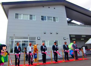 給食センターの竣工式でテープカットする関係者