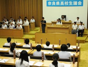 高校生らは県政について荒井正吾知事らに鋭い質問を投げかけた