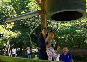 「平和の鐘」を鳴らす参加者ら(昨年8月、長岳寺)