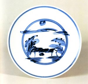 「染付 竹林月夜模様 皿」(県立美術館提供)