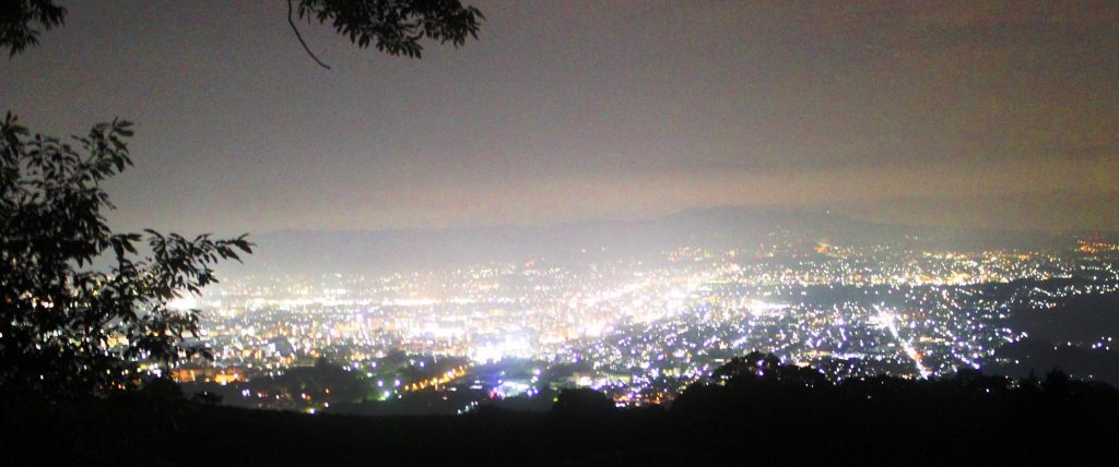 若草山から望む奈良の夜景。生駒山付近まで明かりがちりばめられたパノラマが広がる