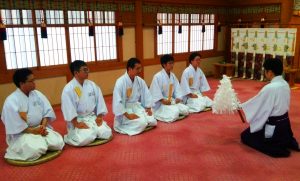 大神神社で研修を受ける学生ら