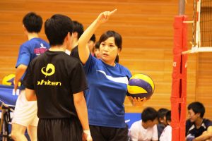 生徒に直接指導する竹下佳江さん