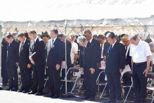 紀伊半島豪雨から５年を迎えるのを前に、慰霊祭で黙禱する参列者