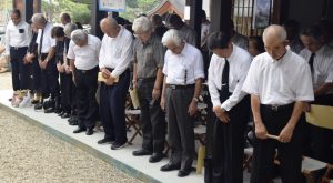 戦没者に黙禱をささげる参列者