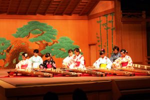 日ごろの練習の成果を発表する子供たち