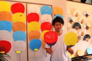 「奈良団扇の魅力をもっと多くの人に知ってほしい」と語る池田匡志さん
