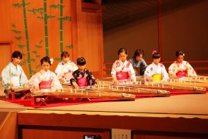 日ごろの練習の成果を発表する子供たち