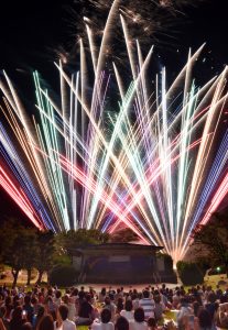 花火と音楽の競演「ファイアーリュージョン」（多重露光）