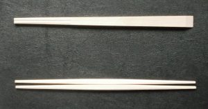 「天削箸」（上）と「らんちゅう箸」