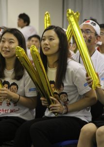 バドミントン女子ダブルスの決勝を見守る高橋礼華選手の妹、沙也加さん（中央）＝１９日未明、東京都江東区