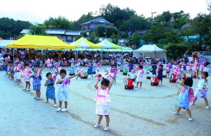 練習してきた踊りを披露する園児ら