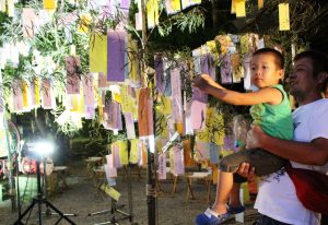 願いを込めた短冊を笹につるす参拝者