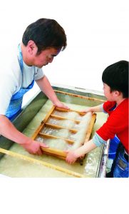 手漉き和紙づくりも体験できる(近鉄百貨店橿原店提供)