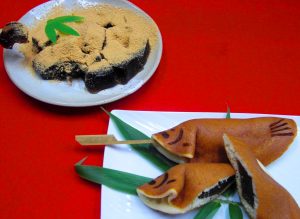 番茶葛わらび餅（奥）と番茶あゆ