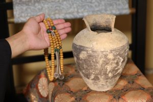 五輪塔の地下から出土した蔵骨器