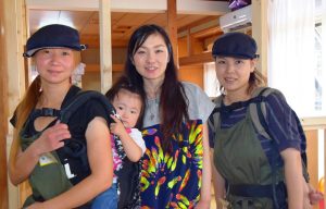 カフェの〝ママさんスタッフ〟と松下千晶さん(中央)