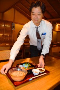 冷やし茶粥と八寸などが付いたボリュームたっぷりの茶粥御前は夏季限定