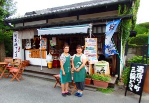 カフェ三輪座で観光客らを迎える芹井真弓さん(右)と清田由美さん