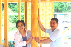 「村に多くの人を呼び込みたい」という別所久男さんと節子さん。建設中の食堂で笑顔がはじけた