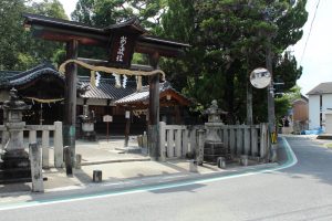 太子道の沿道に建つ飽波（あくなみ）神社