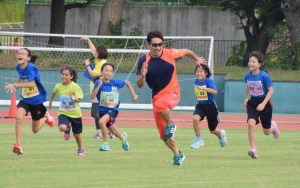 塚原直貴さんとともに全力疾走する子供たち