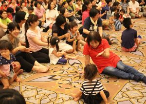 ミュージック・ケアで音楽に合わせて体を動かす参加者