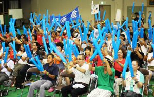 伊藤舞選手に声援を送る市民ら