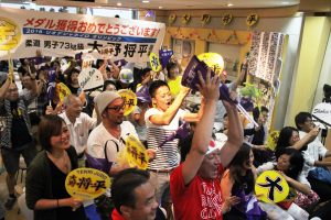 大野将平が金メダル獲得を決め、大歓声をあげる市民ら