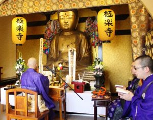 極楽寺に安置されている「広島大仏」。参列者らは手を合わせて平和を祈念していた