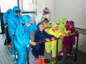 イベントでは、風速20メートルの環境下での暴風雨が体験できる(奈良市消防局提供)