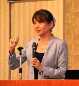 道徳教育の現状や今後のあり方について講演した、西野真由美さん