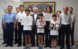 感謝状と盾を贈られた「交通安全子供自転車全国大会」準優勝の児童ら