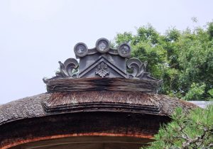 唐破風の上の装飾