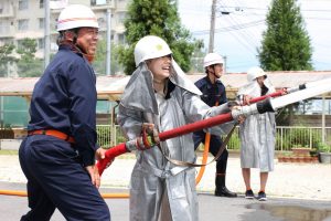 放水体験をする平城西中学の生徒ら