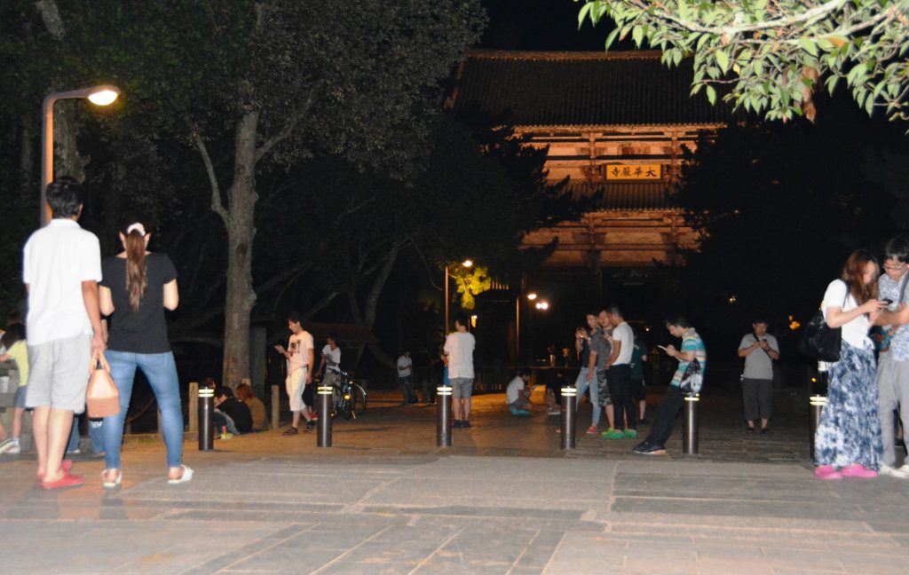 東大寺境内にはスマホを手に「ポケモンＧＯ」で遊ぶ人が多く集まっていた