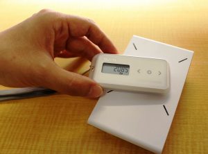 市のポイント事業で使う活動量計と専用端末