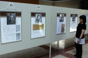 特攻隊員らの写真と遺書を紹介するパネル展
