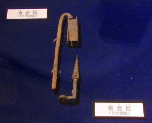 飛鳥京跡出土の海老錠の牡金具(手前)と牝金具