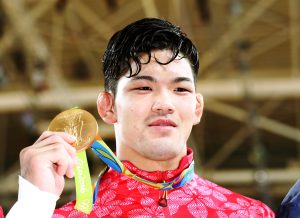 男子柔道73キロ級決勝、金メダルを手にする大野翔平=カリオカアリーナ(森田達也撮影)