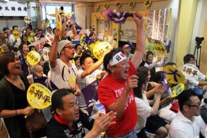 大野将平が金メダル獲得を決め、大歓声をあげる市民ら