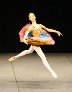 華やかな衣装を身にまとい、日々の練習の成果を発揮する出場者