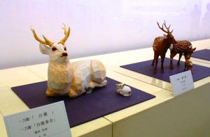 展示されている鹿の彫刻